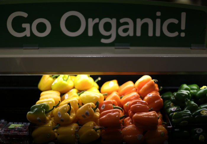 Organic bell peppers are seen at the Safeway store in Wheaton, Maryland February 13, 2015. REUTERS/Gary Cameron (UNITED STATES) - RTR4PJ5P