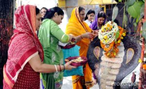 people-perform-rituals-on-naga-panchami-in-patna-207390