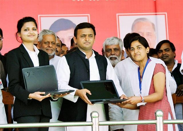 up-cm-akhilesh-yadav-launches-free-laptop-scheme-for-students