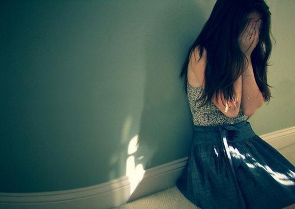 girl-covers-her-face-and-cries-after-love-breakup-emotional-images